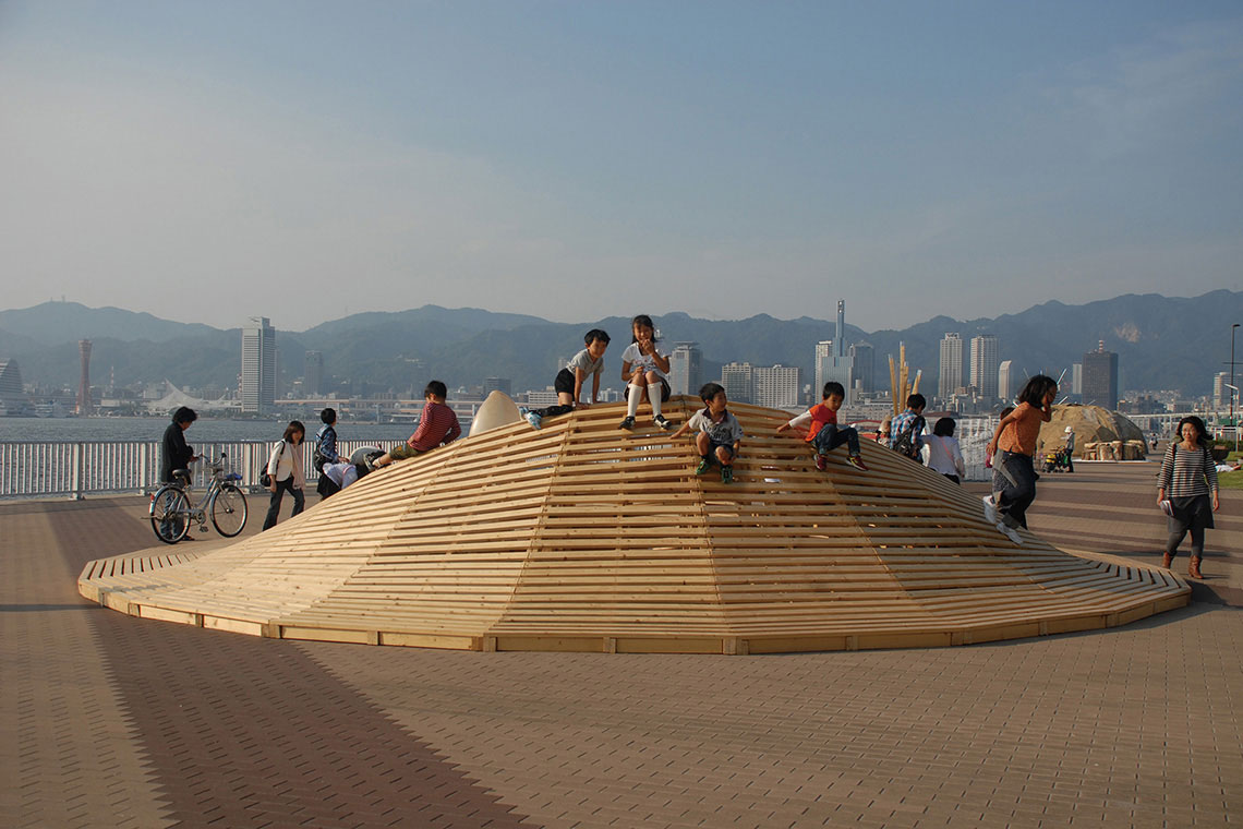 cChildren climbed to the top of Crater Lake installation wood mount, photo by 24d-studio.