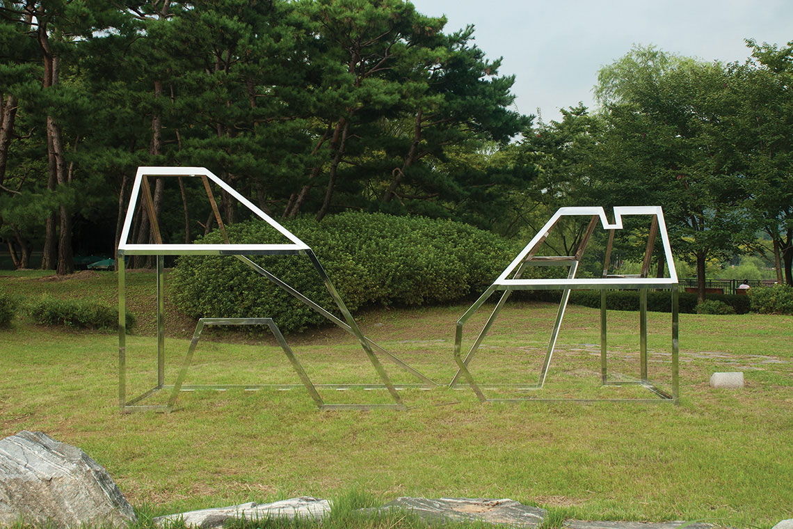 Home is a spatial installation blurring the boundary between two cultures of Japan and Korea by suggesting similarities through their domestic landscape.
