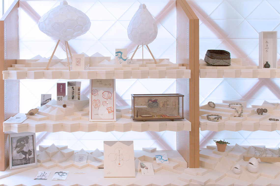 Various sizes of items on Ko display surfaces